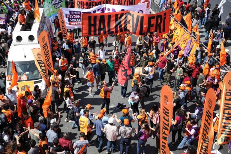 İşçiler 1 Mayıs kutlamaları için Bakırköyde miting alanına giriş yaptı