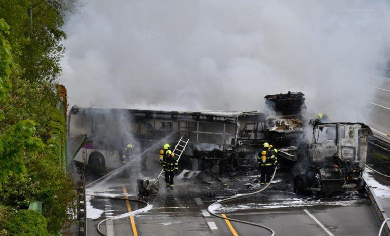 Mahkûmları taşıyan otobüsle, tank taşıyan TIR çarpıştı: 1 ölü, 14 yaralı