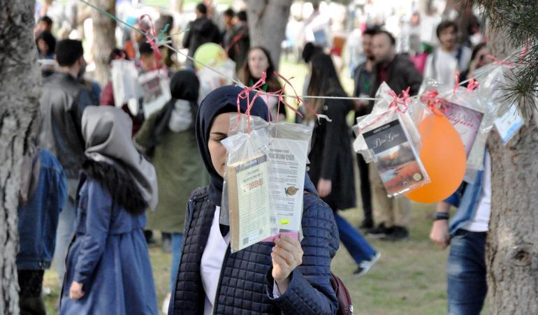 Kampüsteki ağaçlara 4 bin kitap astılar