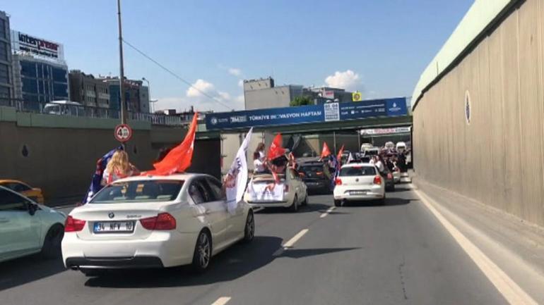 İstanbulda lüks araçlarla tehlikeli mezuniyet kutlaması