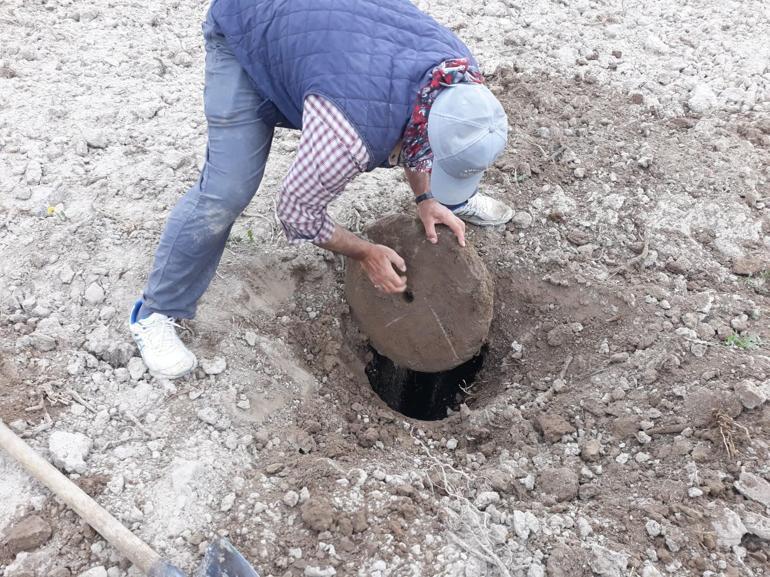 Tarlasını sürerken 2 bin yıllık pitos buldu