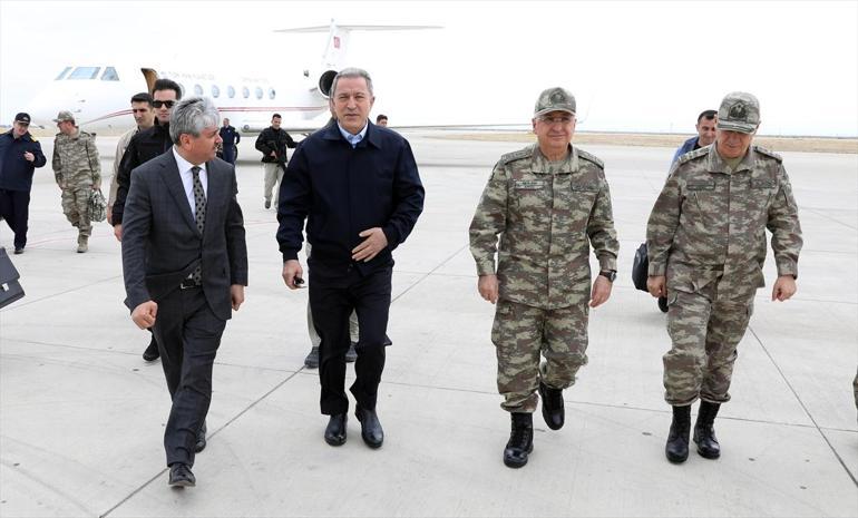 Bakan Akar ve komutanlar sınır hattında