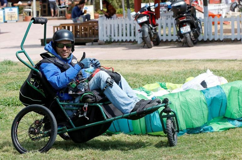 Engelli yamaç paraşütçüsü tekerlekli sandalyesiyle uçtu