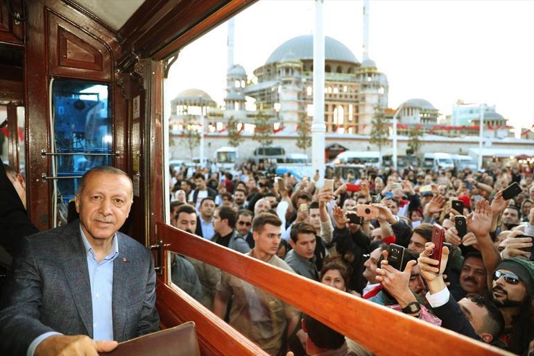 Cumhurbaşkanı Erdoğan, Beyoğlunda nostaljik tramvaya bindi