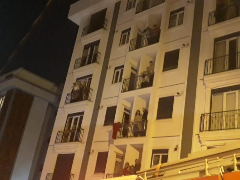 Kartalda 6 katlı binada yangın: 1i bebek 15 kişi kurtarıldı