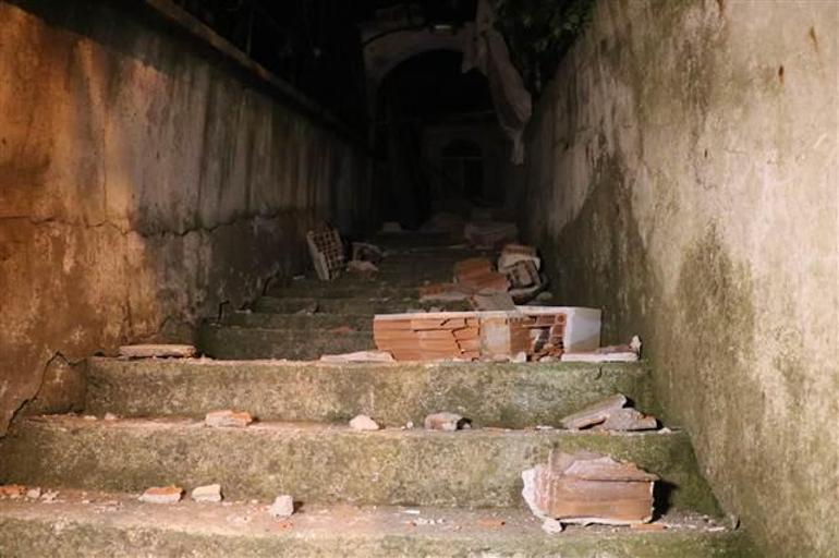 Beykoz’da iki katlı binanın duvarı yıkıldı