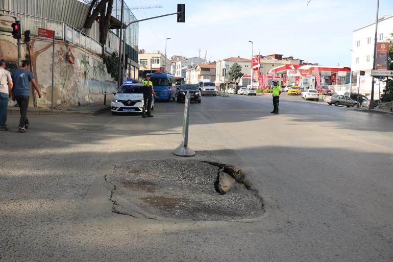 Üsküdarda yol çöktü