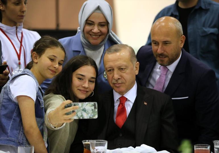 Erdoğan, gençler ve sporcularla iftarda bir araya geldi