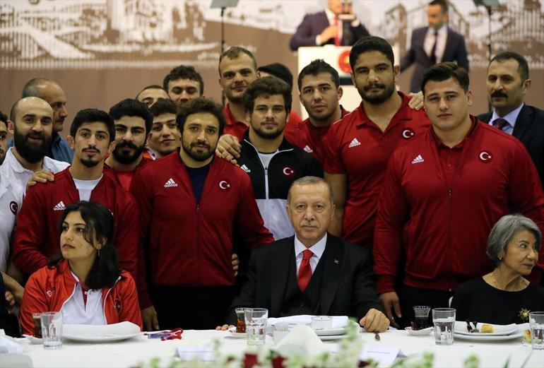 Erdoğan, gençler ve sporcularla iftarda bir araya geldi
