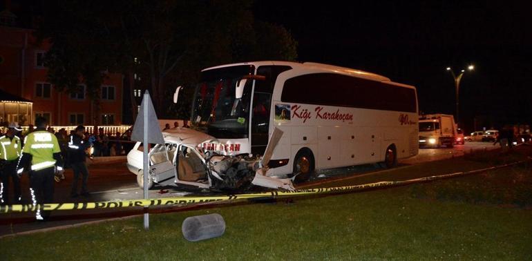 Kırşehirde otomobille otobüs çarpıştı: 3 ölü
