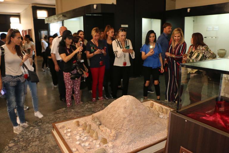 Bakan Ersoyun eşinden 40 ünlü ile Adıyaman Müzesine ziyaret