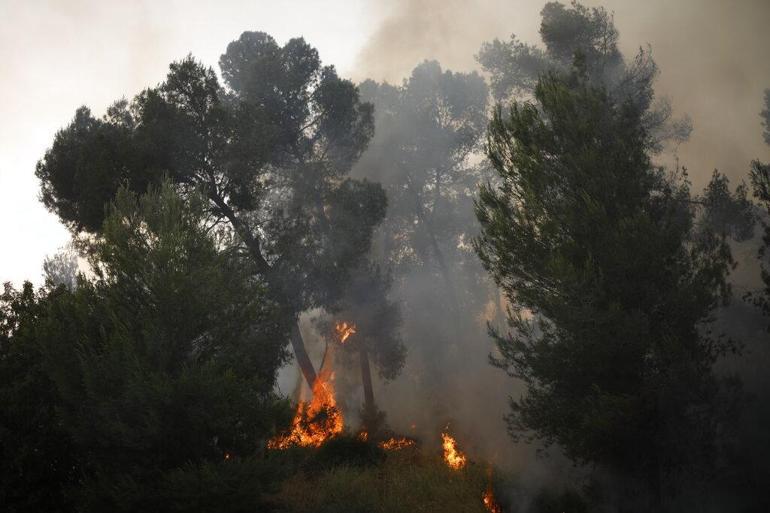 İsrailde yangın nedeniyle yüzlerce kişi tahliye edildi