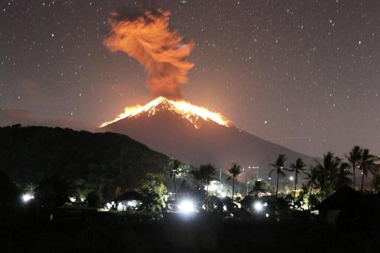 Bali’deki Agung Yanardağ patladı