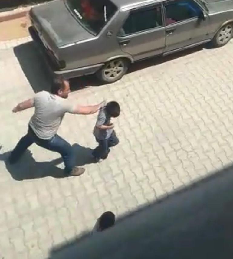 Sokak ortasında baba şiddeti... 2 oğlunu tekme tokat dövdü