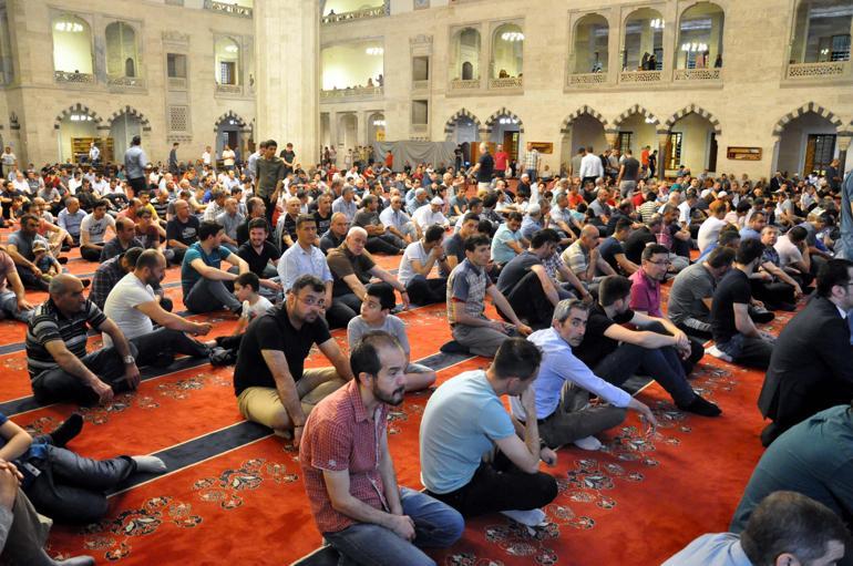 Kadir Gecesi’nde Ankara’da camiler doldu taştı