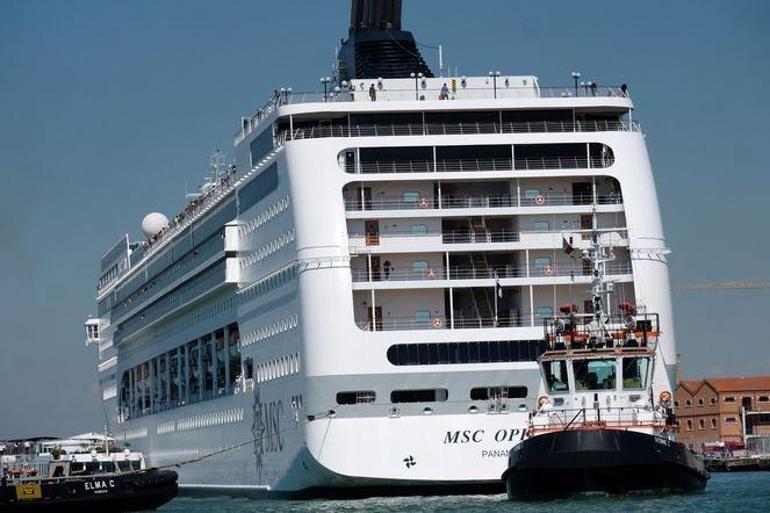 Kontrolden çıkan cruise gemisi, bir gemiye ve limana çarptı