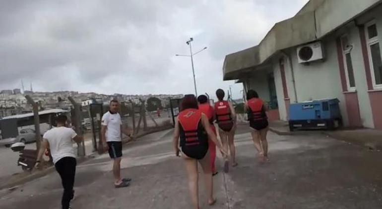 Deniz bisikletiyle suda sürüklenen üniversitelileri polis kurtardı