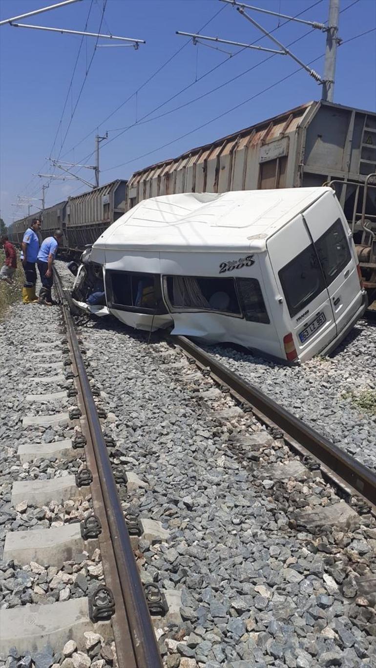 Son dakika Mersinde tren minibüse çarptı Ölü ve yaralılar var