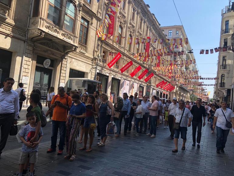 İstiklal Caddesinde istikbal kuyruğu