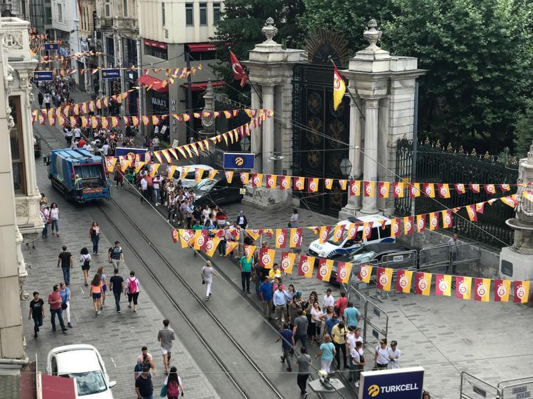 İstiklal Caddesinde istikbal kuyruğu