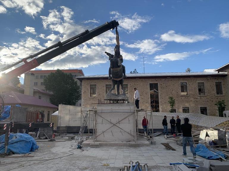 Bayburtta Atatürk heykeli eski yerine konuldu