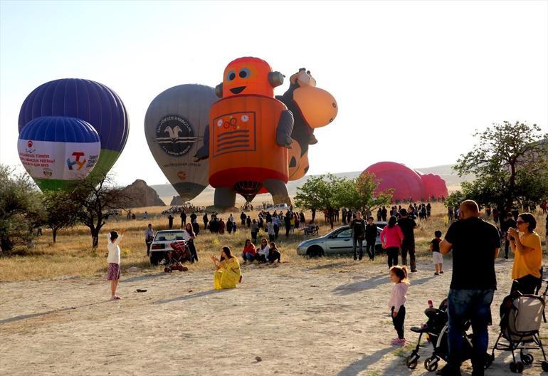 Figürlü balonlar peribacaları arasında uçtu
