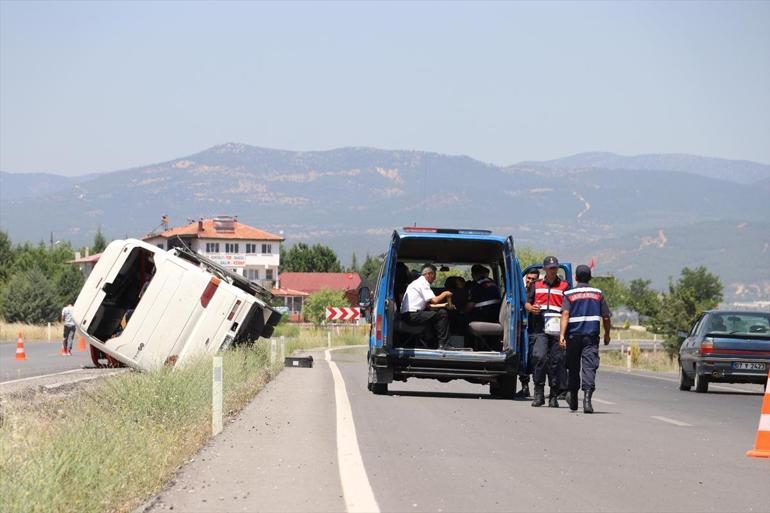 Denizlide turistleri taşıyan otobüs devrildi: 4 yaralı