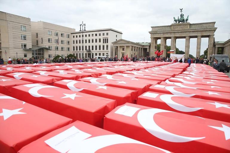 Brandenburg Kapısına Türk bayrağına sarılı 251 tabut konuldu