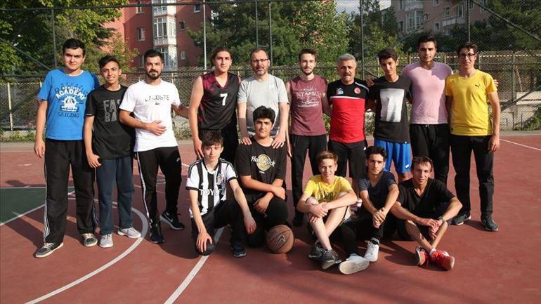 Bakan Kasapoğlu gençlerle basketbol oynadı