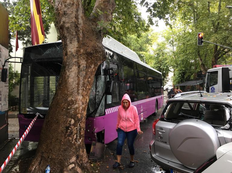 Sarıyerde otobüs önce cipe ardından da ağaca çarptı