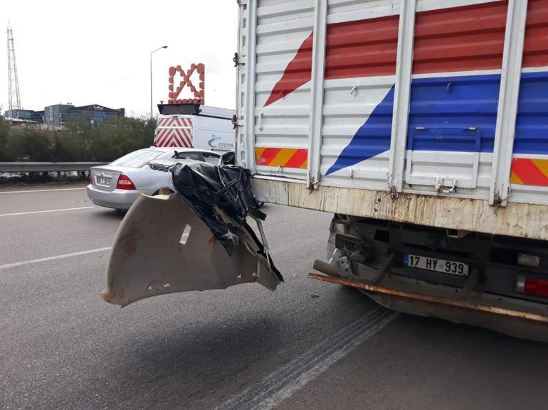 Bursada dehşet veren kaza Otomobilin tavanı kamyonun kasasında kaldı