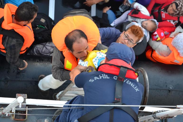 Helikopterden belirlendi, denizdeki 83 kaçak göçmen yakalandı