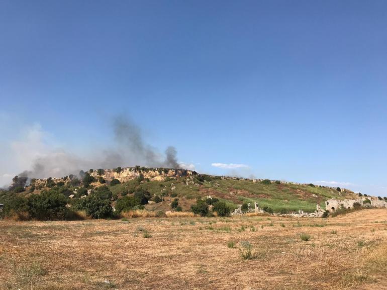 Son dakika... Perge Antik Kenti yakınında orman yangını