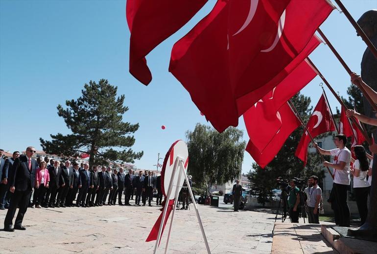 Sivas Kongresinin 100. yıl dönümü... Cumhurbaşkanı Erdoğan, Atatürk Anıtına çelenk sundu