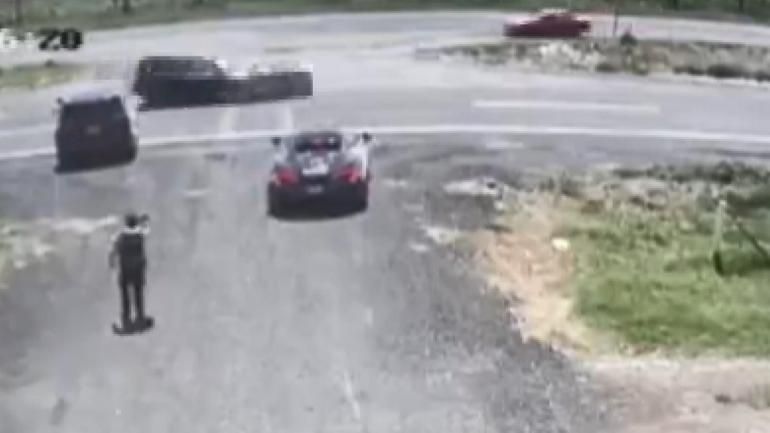 Lamborghiniyi ikiye bölen kaza kamerada