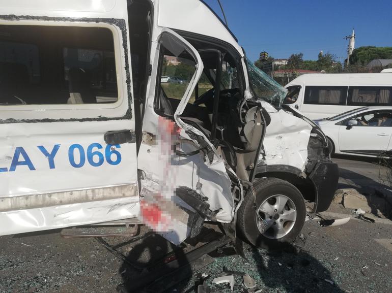 Servis otobüsü, kırmızı ışıkta geçen minibüse çarptı: 6 yaralı