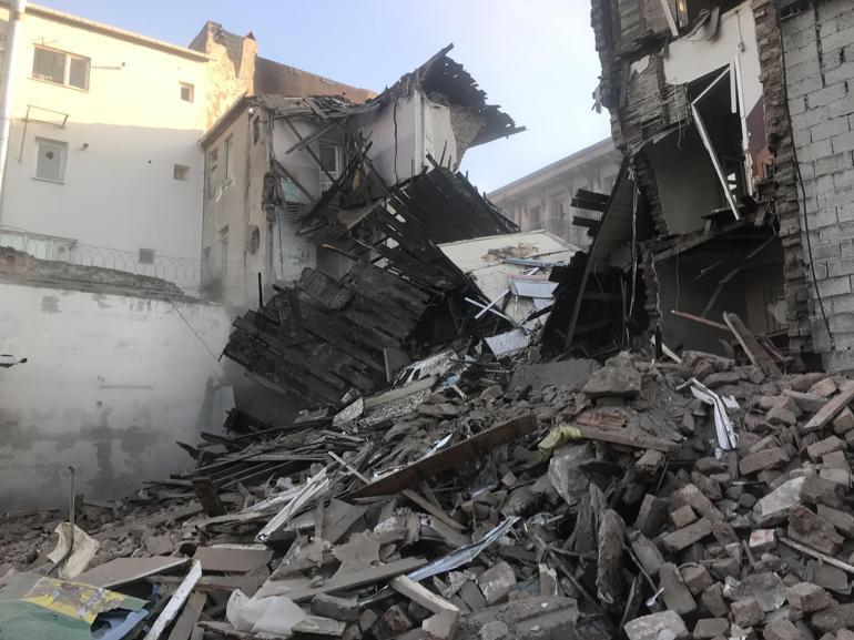Balatta depremin ardından 4 bina yıkıldı
