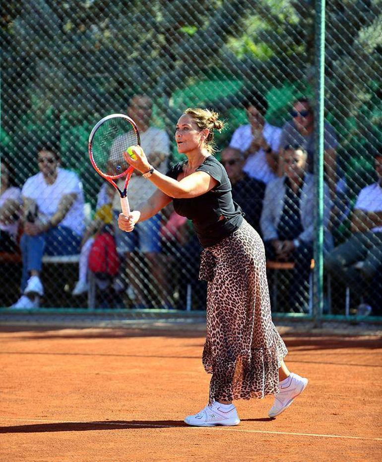 Hülya Avşardan tenis turnuvasında gösteri maçı