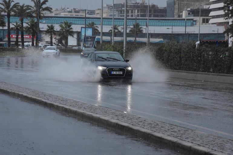 İzmirde, sağanak ve fırtına uyarısı