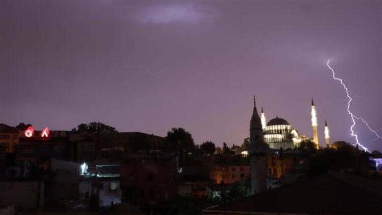Dün gece İstanbula 4000 şimşek ve 100 yıldırım düştü