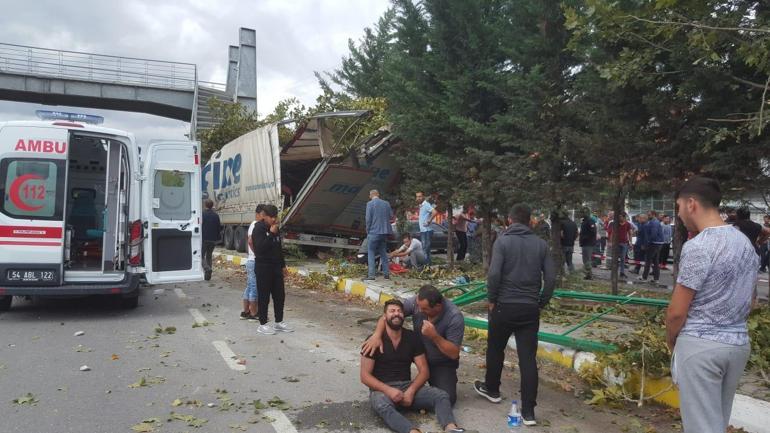 TIR durakta bekleyenleri ezdi