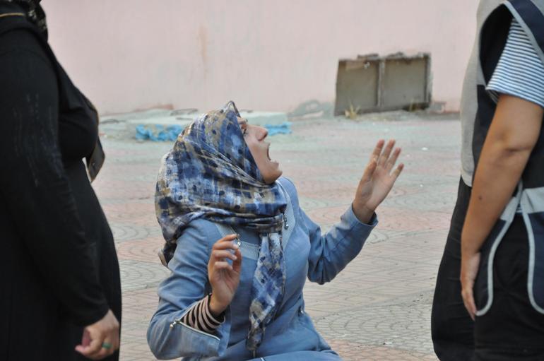 Diyarbakırdaki oturma eyleminde gerginlik... Savaş uçakları kalkınca aileler HDPye tepki gösterdi