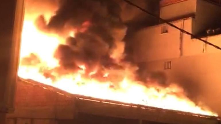 Alevler geceyi aydınlattı İstanbulda mobilya atölyesinde yangın
