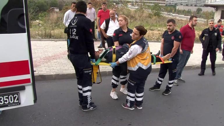 İstanbulda servis minibüsü duvara çarptı: 8 yaralı