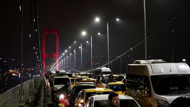 Elindeki silahla 15 Temmuz Şehitler Köprüsünde trafiği durdurdu
