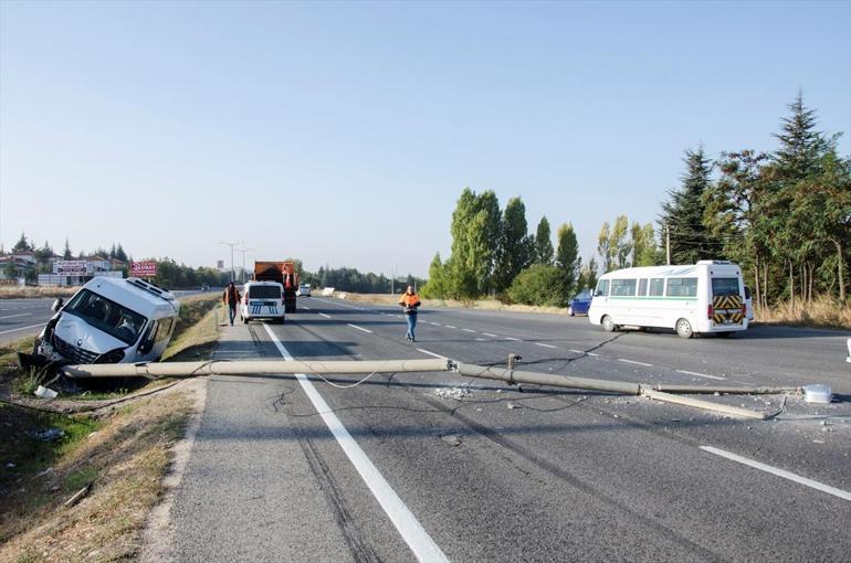 Ankarada servis minibüsü devrildi: 15 yaralı