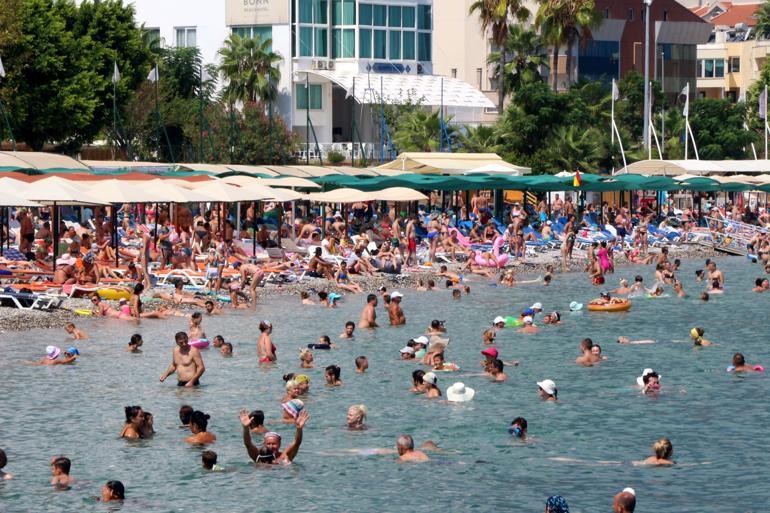 Antalya yaz aylarını yaşamayı sürdürüyor