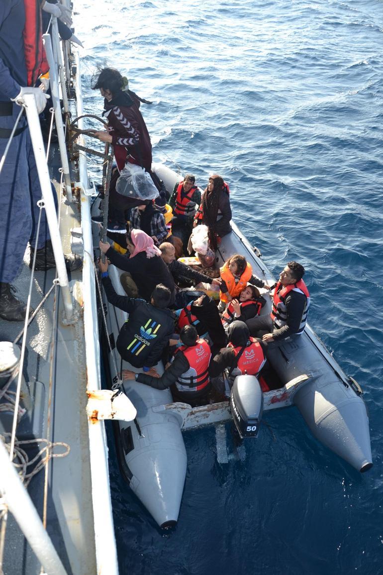 Lastik bot içinde 41i çocuk, 71 kaçak göçmen yakalandı