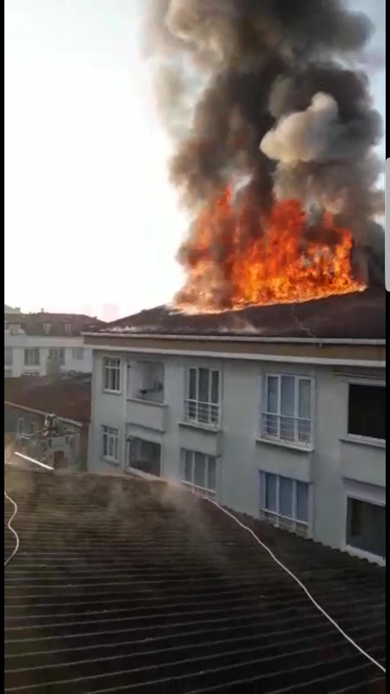 Esenyurtta binanın çatısında yangın