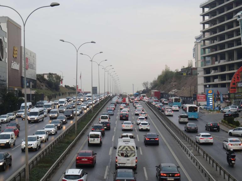 Okullar açıldı, trafik yoğunluğu başladı